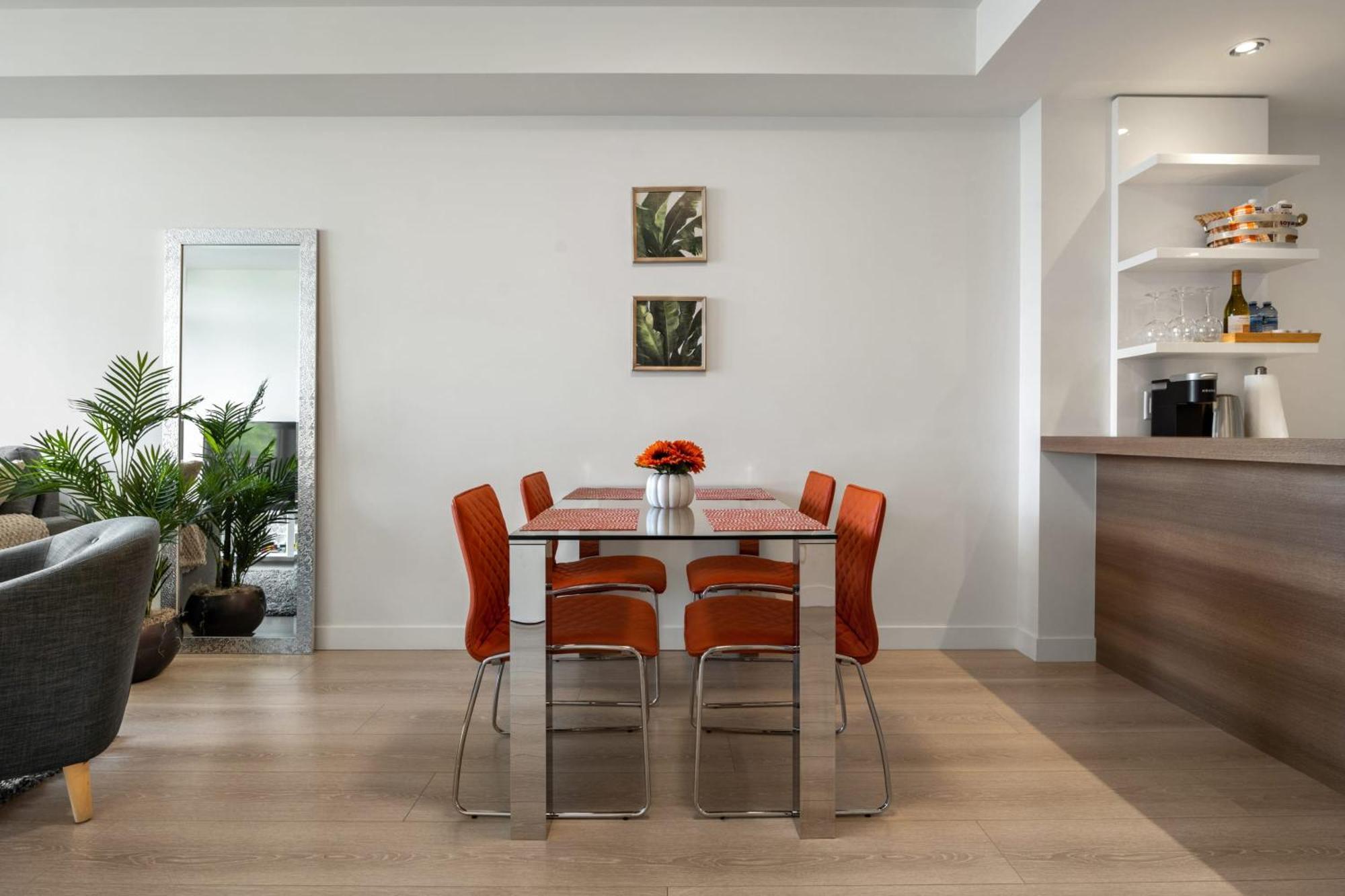 Guest Favorite Riverside Retreat- Walking Trails, Downtown Near Stampede! Free Banff Pass, Wine, Gym, Parking! YYC Exterior foto