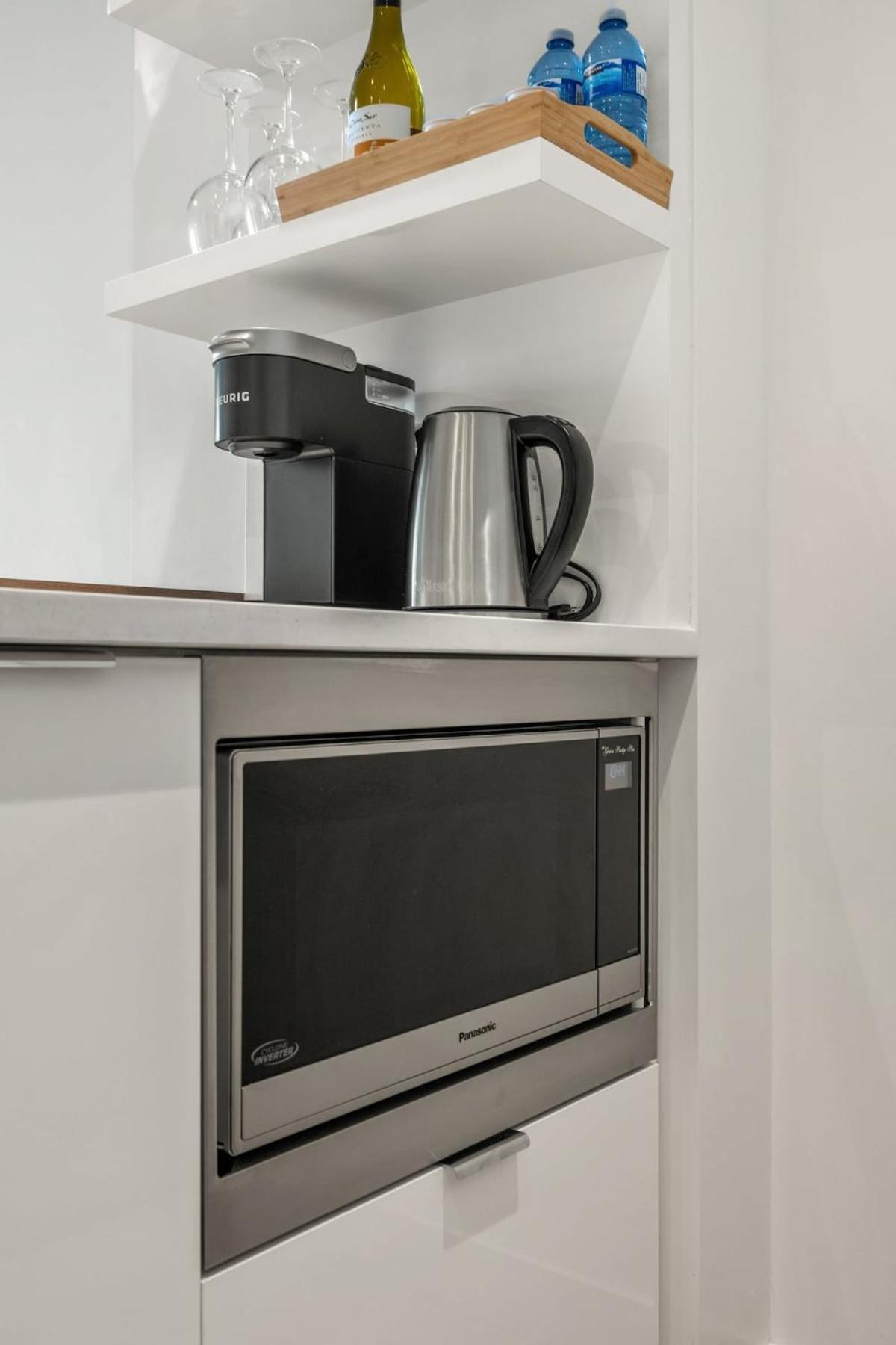 Guest Favorite Riverside Retreat- Walking Trails, Downtown Near Stampede! Free Banff Pass, Wine, Gym, Parking! YYC Exterior foto